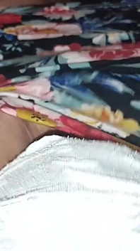 Eu espio minha meia-irmã mais nova no banheiro e me masturbo