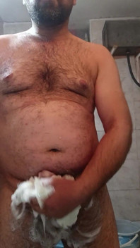 Ayah majikan lagi asik muncrat di kamar mandi