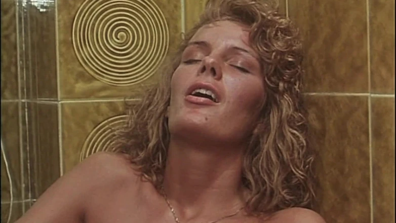 Inthe MILF room: Genç kadın müdür Moana: otelde üçlü seks