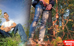 Manneken pis: Chlap Dlouho chčije v lese pod stromem