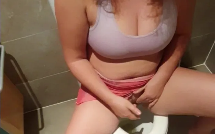 Pissing Everywhere: Pissing Cute Girl in the Toilet