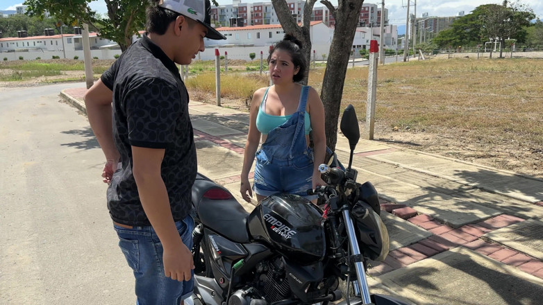 ManuelaAlvarez: Saya dapati seorang gadis pantat besar yang seksi dengan motosikalnya...