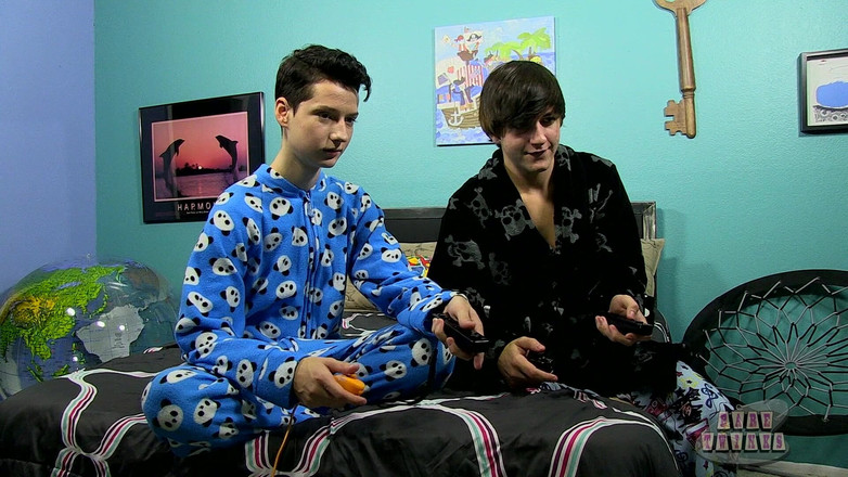 Bare Twinks: Prezervatifsiz pijama partisi!