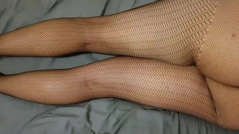 Dani Leg: Dani_leg komt klaar in een sexy zwart visnet