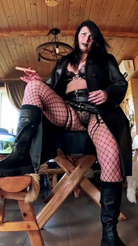 Amazona fumando milf en cuero, gran mamada de tabaco, perrito y doble semen en la ropa y el cabello