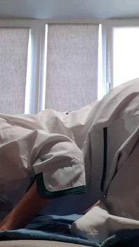 Deux infirmières baisent un patient (fétichisme des pieds, cunnilingus, léchage de tétons)