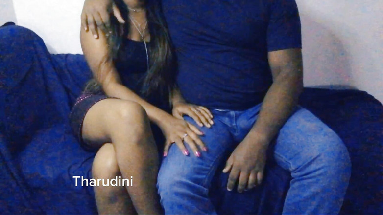 Tharumini_Official: Première rencontre indienne dévergondée dans une salle de cinéma