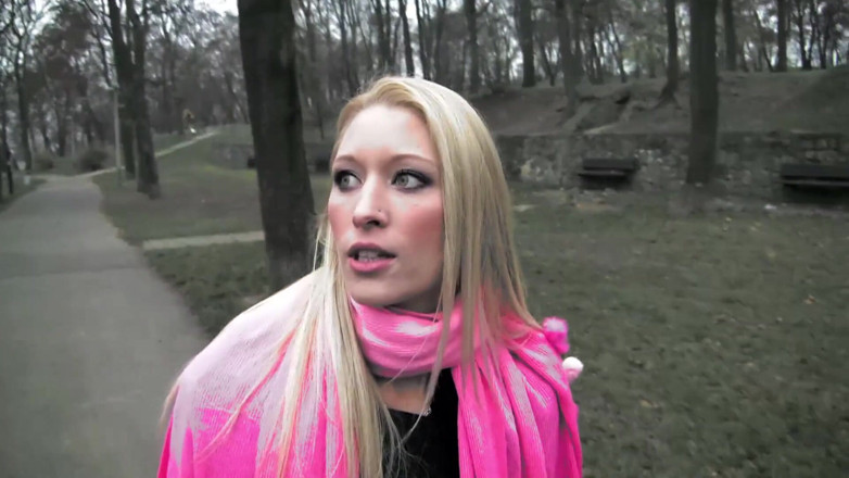 Erotic Planet X: Blonďatá dívka mi lížou zadek - tvrdě ji šukej