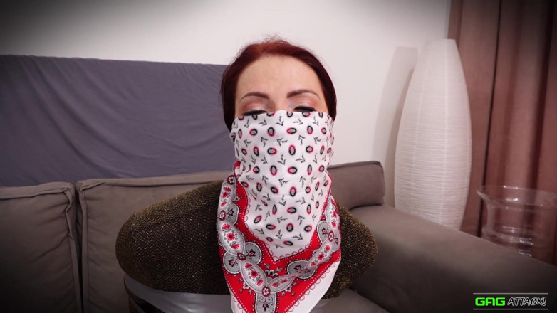 Gag Attack: Mila i tejp bondage