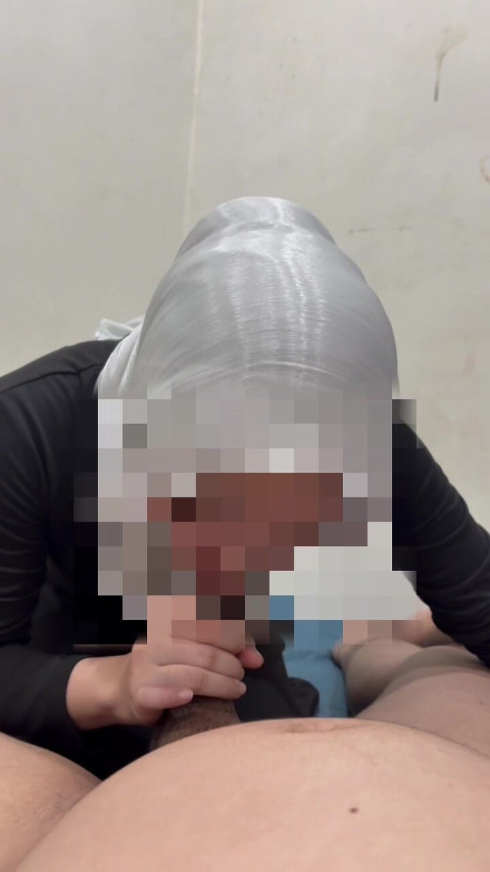 Mommy Puchong: La ragazza malese incappucciata succhia il cazzo della gente fino...