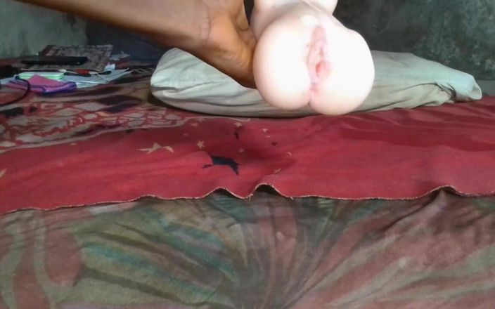 Geepeehub: Ošukal jsem svou silikonovou hračku, domácí creampie styl