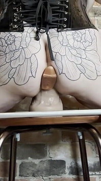 Cavalgando enorme vibrador com plug recheado em bunda solta