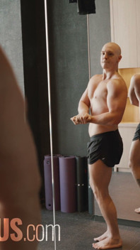 Crucero en el gimnasio y follada muscular