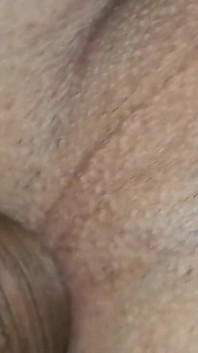 Melkachtig mietje femboy eet sperma met haar smalle gladde kont van papa!