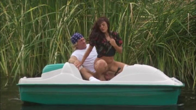 Hot Girlz: Nadržená drobná kočka kouří velký tvrdý penis v jezeře