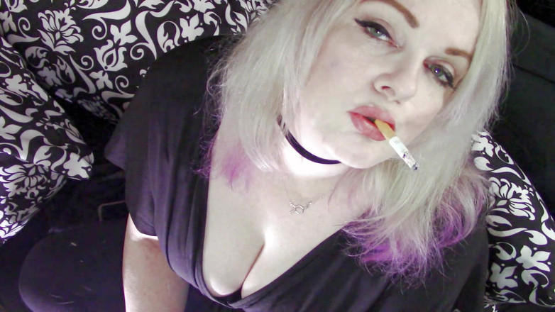 Smoke Temptress Annie Vox - Smoking Fetish: Pendurando um vermelho em um vestido preto