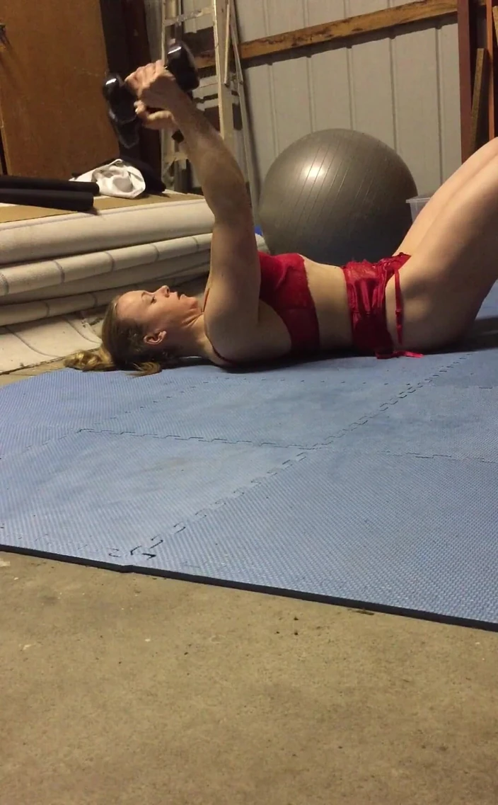 Michellexm: Hoje treino, mosca no peito e tríceps