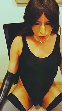Sexy Travesti de Maiô se Tocando para a Câmera