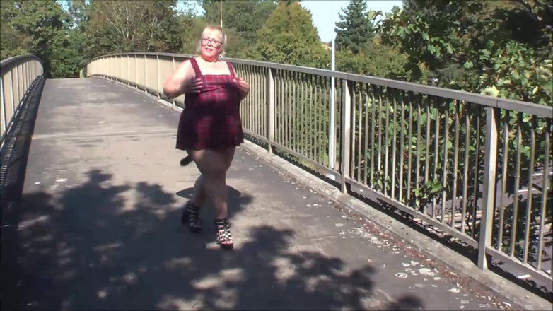 Lexie Cummings: Jalan-jalan dan bugil di jembatan jalan