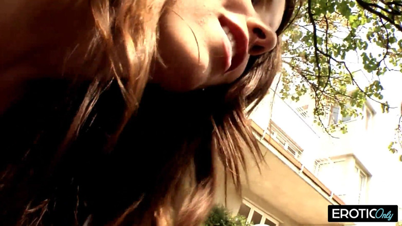 Xxxlover: Brunetka a blondýnka si navzájem pohádali venku