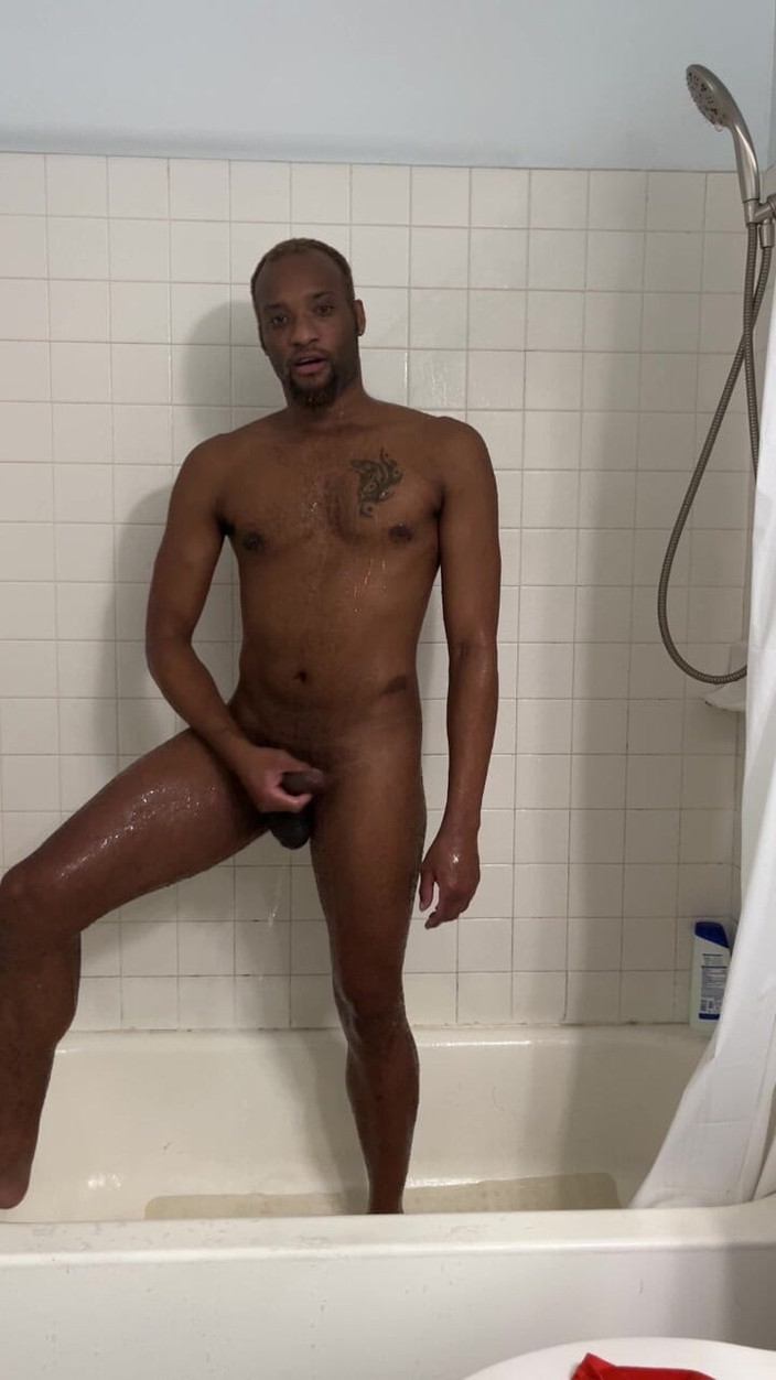 Kennie Jai: Escena de ducha con Kennie Jai