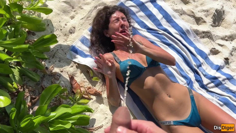 Dis Diger: Enojada a una chica en la playa - ella se sorprendió