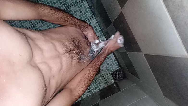 Cute boy jerks off: Chłopiec masturbuje się i wyciera włosy na swoich częściach i...