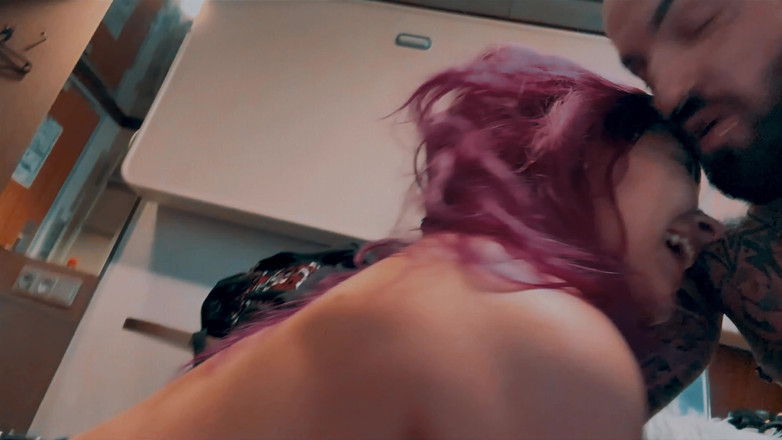 DarlingxBlaze: Dává mi špinavé kouření na mém propíchnutém ptákovi na trajektu. Nastříkám...