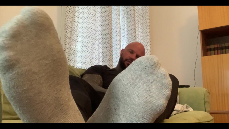 Jasons feet: Je stiefvader misleidt je om aan zijn stinkende sokken en...