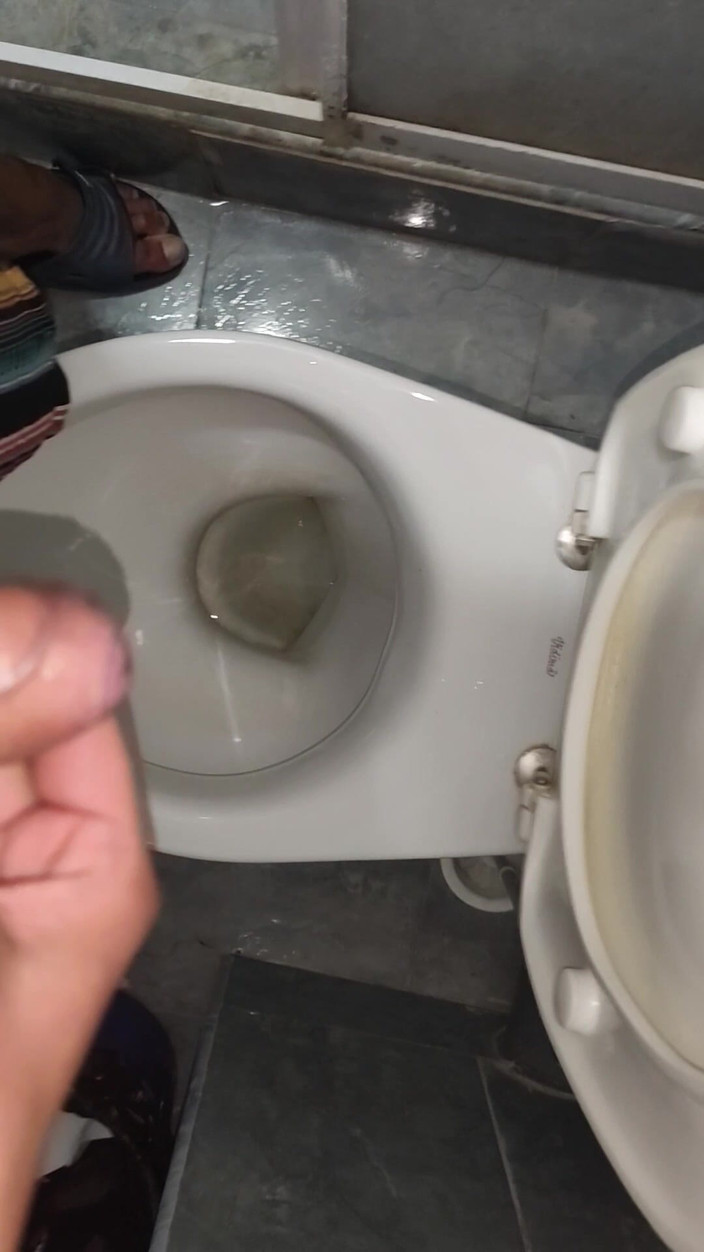 MartyBrady: Cewek cantik ini lagi asik ngocok di toilet