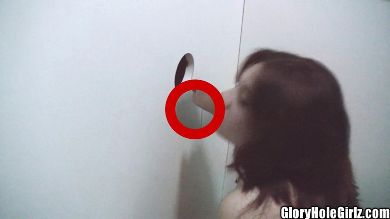 Glory Hole Girlz: Une petite salope latina à gros nichons suce des bites dans...
