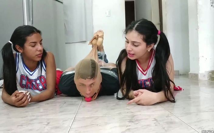 Selfgags femdom bondage: Voetballer panty&amp;#039;s en vastgebonden op de vloer door twee cheerleaders!