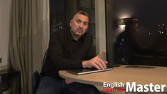 EnglishLeathermaster: Šéf ti nařizuje, abys si vyhoněla