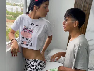 我利用我的小继妹看着窗外，给她一生的性爱。