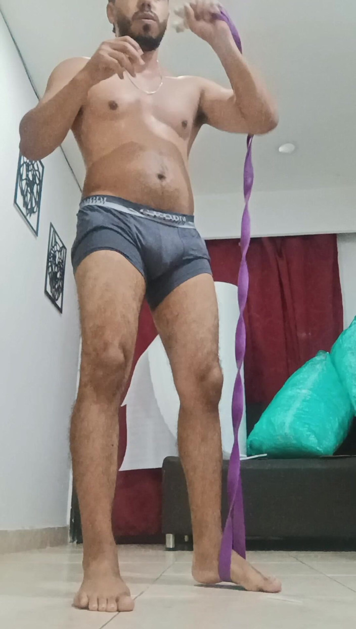 Tommhot: Seksi kıllı latin evde egzersiz yapıyor