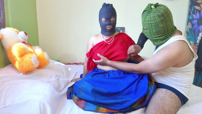 Hotty Mona: Desi Bhabhi chce, aby její nevlastní bratr šukal pouze její šťavnatou kundičku...