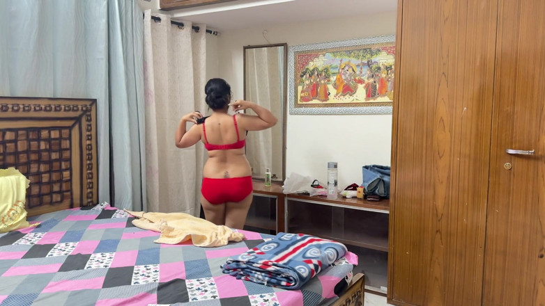 Hoty natasha: Devarは彼女のbhabhiに驚きを与える