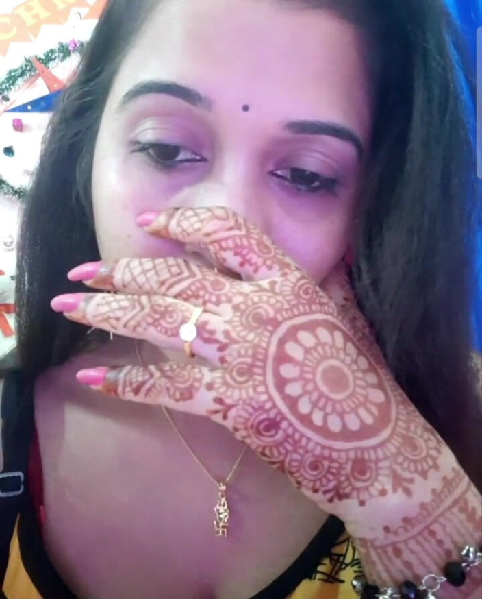 Kanchan devi: 智能 bhabi 在视频通话中抽插阴户