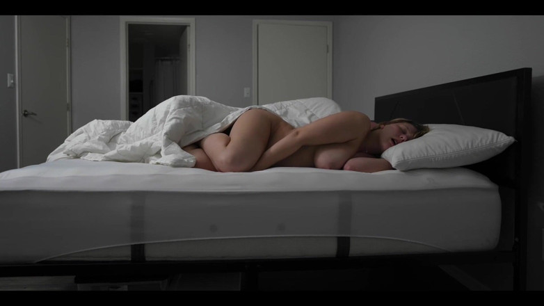 Mya Lane: Si è scivolato a letto, poi mi è scivolato dentro e io...