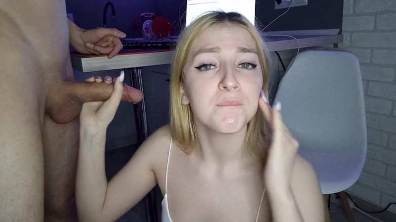 KissAllisse: Semen inesperado en la garganta ¡Prometió correrse en la cara! Garganta...