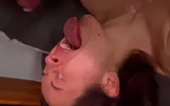 Ik berijd een goede lul voordat ik een vol sperma op mijn gezicht neem