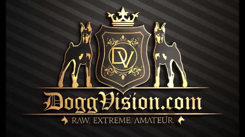 DoggVision: La moglie cornuta scopa 3 cazzoni neri mentre il marito guarda