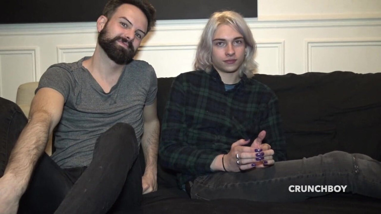 Gaybareback: Une jumelle féminine se fait baiser sans capote par Rex...