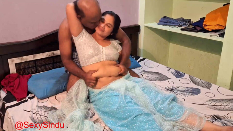 Sexy sindu: 50 साल के आदमी के साथ साड़ी में भारतीय भाभी का सेक्स