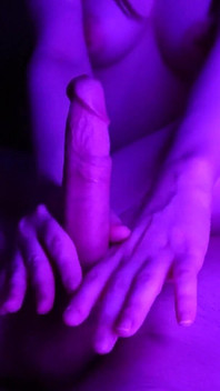 내 자지를 따먹기 위해 18+ 보짓물이 많은 이웃에게 전화했고, 그녀는 기뻐했다.