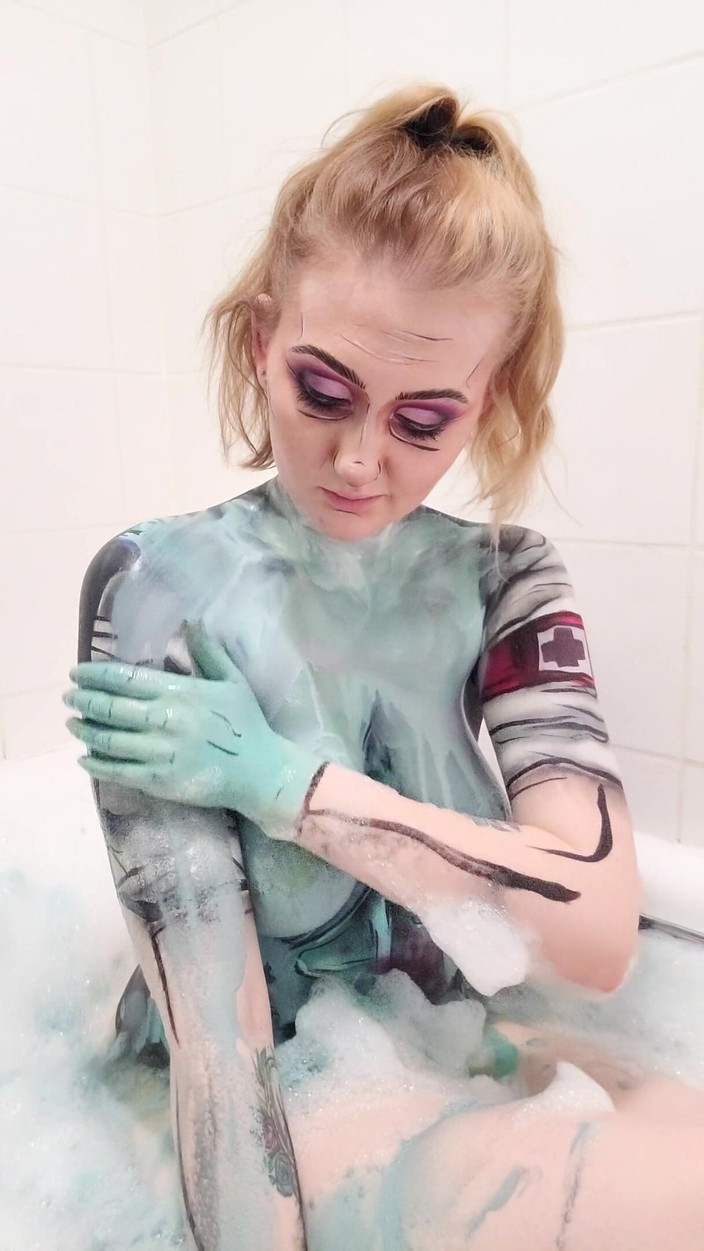 Em Yang: Penghapusan kamar mandi Cosplay Dr Z Bodypaint