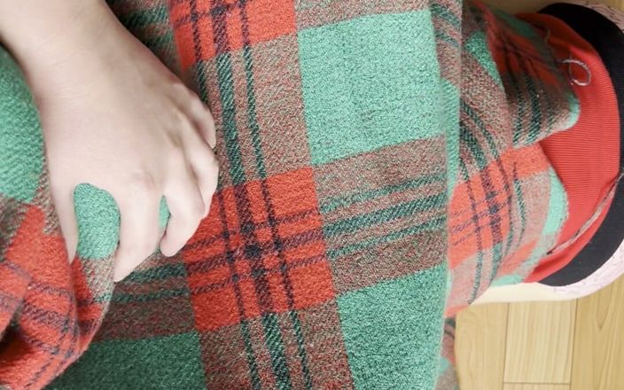 Lesbian-candys: Mi vecina tímida hace cunnilingus debajo de la manta