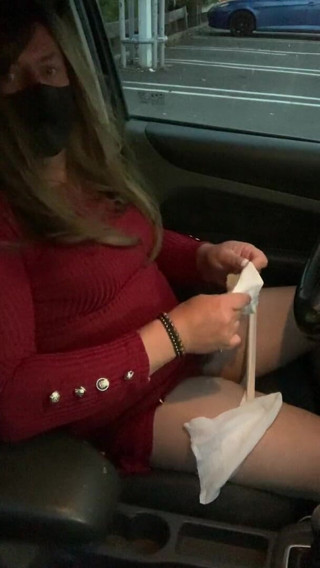 Kelly cd: Kelly cd em vestido vermelho, meia-calça nua e salto alto