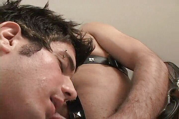 Bad Boyz: Chicotee-me, meu mestre, me fode com força, eu sou seu...