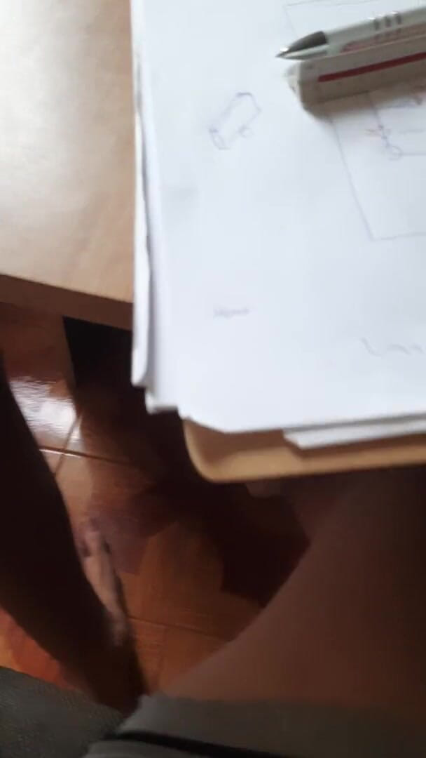 Brasileirosbk: ช่วยตัวเองใต้โต๊ะทำงาน